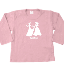 Tweelingen, maar ook zusjes dragen vaak kleding die bij elkaar past, hoe mooi is dit shirtje voor jouw meisjes met de tekst "Sisters" en afbeelding van 2 prinsessen