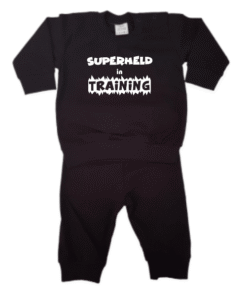 pyjama superheld in training