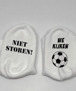 Babysokjes niet storen we kijken voetbal